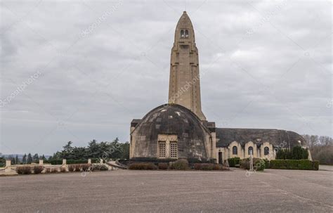 Paisajes Como El Osario De Douaumont Un Monumento Ubicado Cerca De