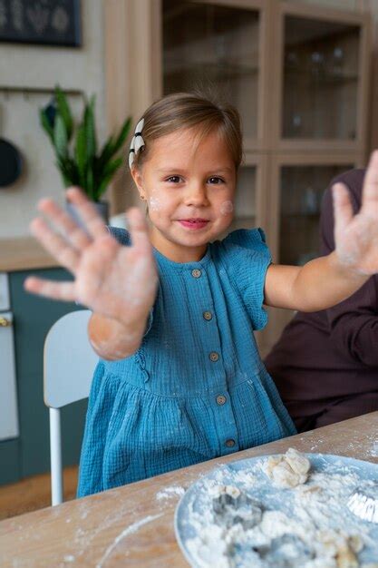 Chica Cocinando En La Vista Frontal De La Cocina Foto Gratis