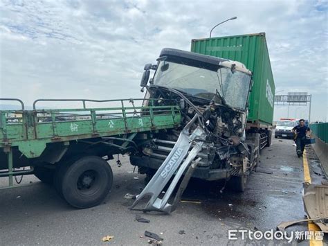 恐怖追撞影片！西濱聯結車右切出事了害6車連撞1死4輕重傷 Ettoday社會新聞 Ettoday新聞雲