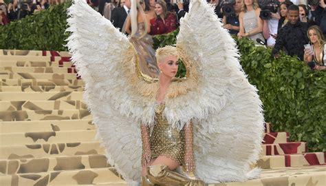 Katy Perry Cruza Tapete Vermelho Asas Gigantes De Anjo Harper S