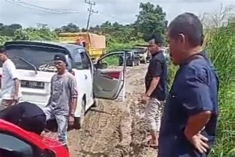 Jalan Trans Kalimantan Menuju Pelabuhan Bahaur Rusak Dan Berlumpur