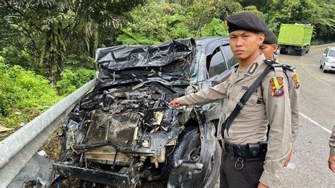 Lima Kendaraan Terlibat Kecelakaan Beruntun Di Sitinjau Lauik Padang