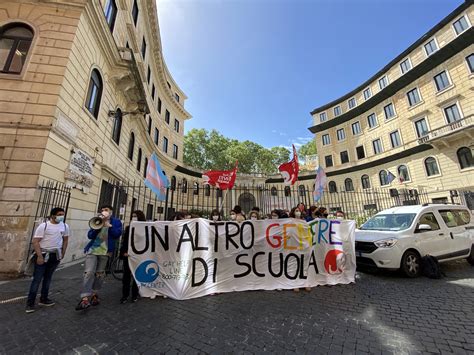 Omofobia l indagine di Gay Help Line Per tanti studenti Lgbt la scuola non è un posto sicuro