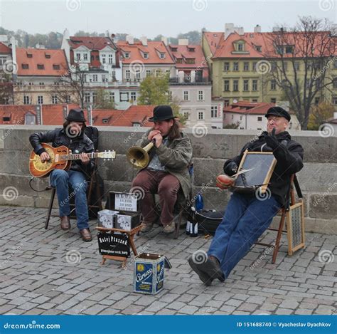 Trio Di Musicisti Di Strada Sul Ponte Charles Nel Centro Storico Di