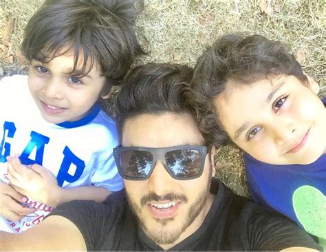 Ahsan Khan Family - 10 Adorable Pictures | Reviewit.pk