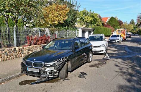 87 Jähriger prallt mit seinem BMW gegen mehrere geparkte Autos