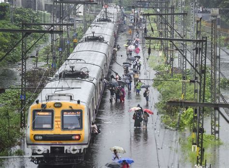 Mumbai Rains Update 22 July 2021 Trains Cancelled Local Services