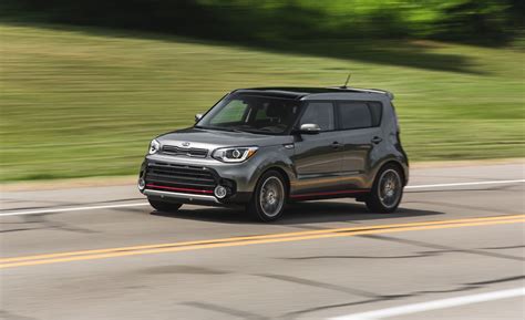 Kia Soul Reviews Kia Soul Price Photos And Specs Car And Driver