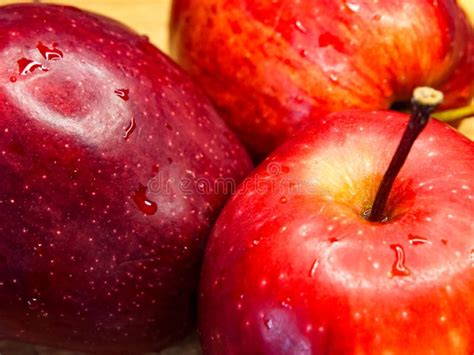 Agua De Manzanas Rojas Manzanas Jugosas Con Gotas De Agua Ideal Para