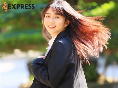 Hot girl Hoàng Minh Châu là ai Nàng thơ cổ vũ tuyển Anh xinh xắn vui vẻ