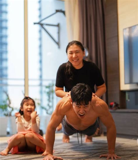 Hot boy bán sầu riêng múi gây náo loạn toàn Châu Á năm nào giờ ra sao