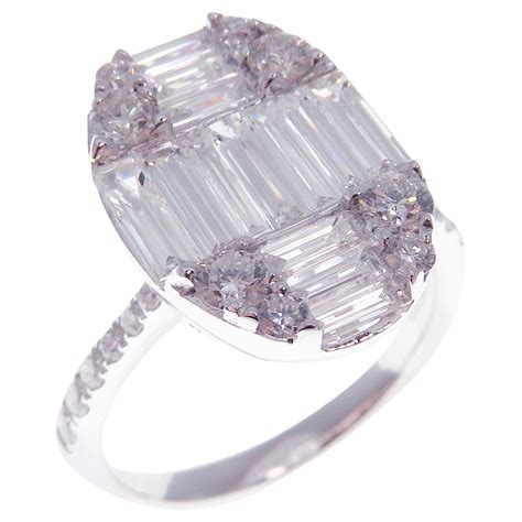 Bague Classique En Or Blanc 18 Carats Avec Diamants Baguettes Ovales Et