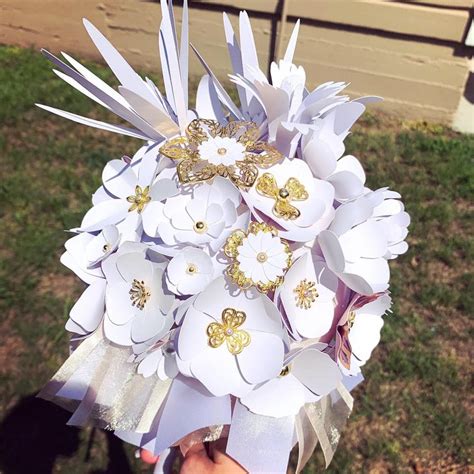 Paper flower bouquet, cricut | Paper flower bouquet, Paper flowers ...