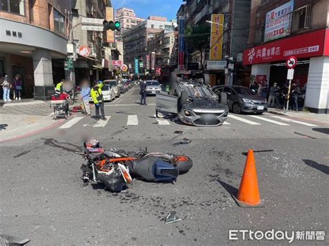 驚悚畫面曝！轎車違規左轉遭重機「猛撞翻肚」 騎士噴摔一度命危 Ettoday社會新聞 Ettoday新聞雲