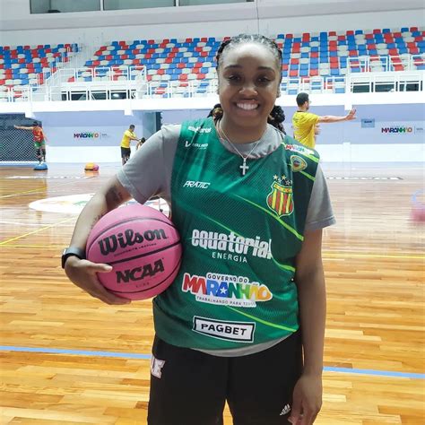 Armadora Chrislyn Carr Se Apresenta Ao Sampaio Basquete Para Sequ Ncia