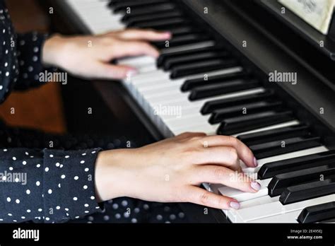 Manos De Pianista Con Fondo Negro Fotografías E Imágenes De Alta