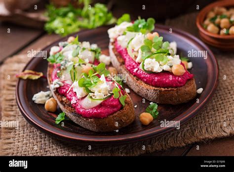 Vegane Sandwiches Mit Rote Bete Hummus Gurke Und Blauschimmelkäse