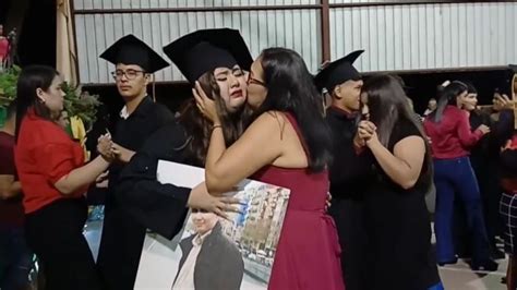 Hondure A Baila El Vals De Su Graduaci N Con La Foto De Su Padre Fallecido