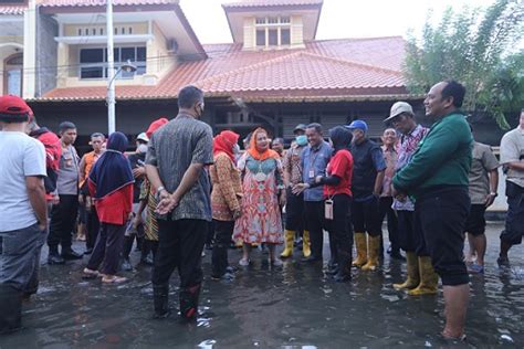 Ita Tinjau Sejumlah Titik Banjir Di Kota Semarang Awall Id