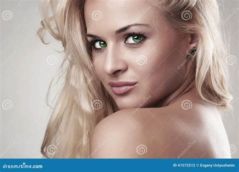 Gevoelige Mooie Blonde Vrouw Hairstyle Salonzorg Sexy Jong Meisje De Gelukkige Jonge Zakken Van