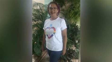 Mãe abraça luta pela diversidade para defender o filho da homofobia ele é gay é meu filho e