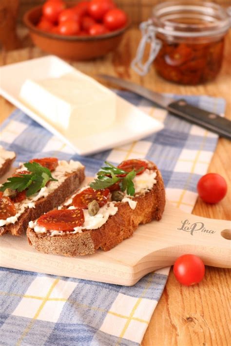 Crostini Con Pomodorini Secchi E Formaggio Spalmabile L Apina In Cucina