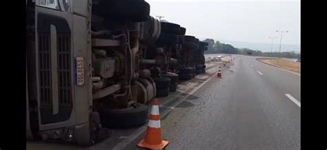 Carreta Carregada De Algod O Tomba E Fogo Atinge Vegeta O S Margens