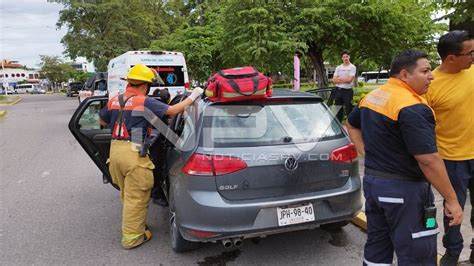 Auto Y Camioneta Chocaron Frente Al Parque De La Mujer NoticiasPV