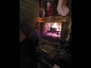 在温暖的火炉旁抽搐 Pornhub Gay