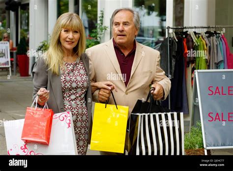 Senior Mit Junger Frau Beim Shoppen Blond Blonde Blondine 45 50 65 Jahre Stock Photo Alamy