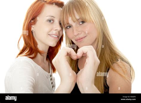 junge schöne rote und blonde behaarte Mädchen vor weißem Hintergrund Stockfotografie Alamy