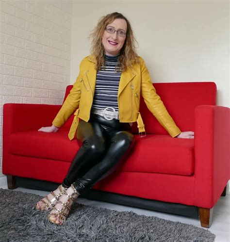 Black Shiny Wetlook Leggings With Yellow Leather Jacket Nude Pics XHamster