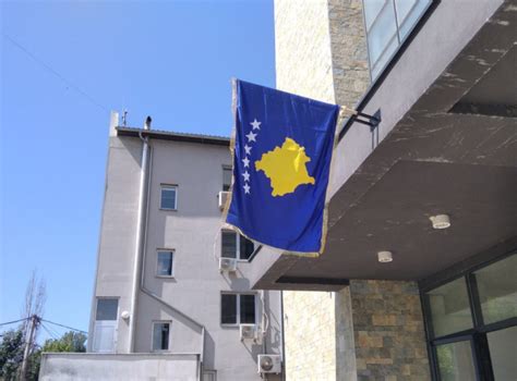 Nova Zastava Tzv Kosova Postavljena Jutros Na Zgradu Op Tine U