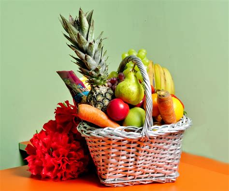 Get These Yummy Fruit Baskets Gift Hampers For Christmas From So