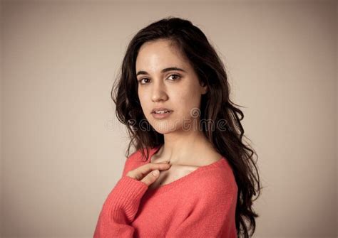 Jovem Atraente Latina Posando Parecendo Sensual E Bonita Conceito De Beleza E Estilo De Vida