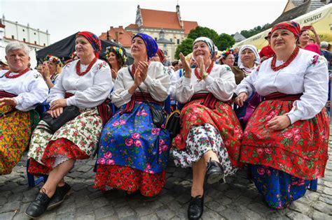 Ludowe Wi To Czas Zacz Festiwalowy Korow D W Kazimierzu Dolnym