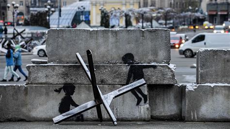 Banksy in der Ukraine Das sind seine Bilder in den Trümmern des Kriegs