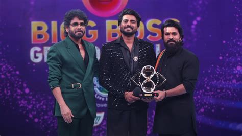 Nikhil Maliyakkal wins Bigg Boss Season 8, Ram Charan presents trophy ...