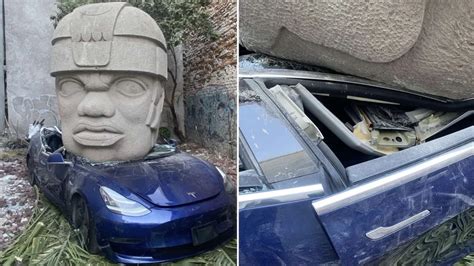 Un Tesla es aplastado por una gigantesca cabeza en México