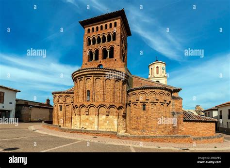 Exterior De La Iglesia De San Tirso La Iglesia Fue Construida En El