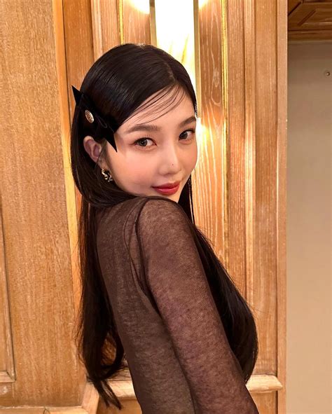 Red Velvet Joy Flaunts Chic Visuals In New SNS Photos KpopStarz