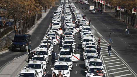 Los Taxistas Toman La Castellana En Protesta Contra El Reglamento Que