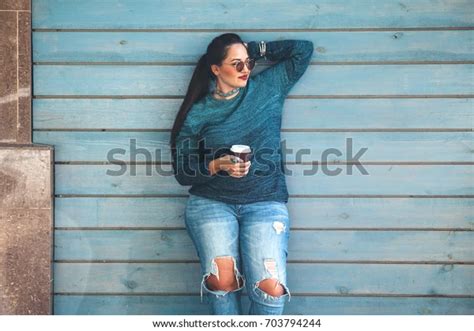 Красивая женщина в осеннем свитере, рваные: стоковая фотография ...