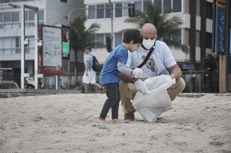 Mutirão de limpeza na praia do Leme leva educação ambiental e