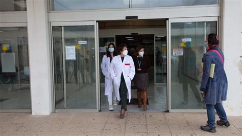 Unos Pacientes Estrenan Las Nuevas Instalaciones Del Centro De Salud