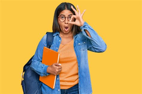 Una Joven Latina Con Una Mochila Estudiantil Y Con Libros Haciendo Un Gesto Correcto Impactada