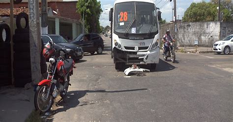 G1 Motociclista Bate Em Van E Fica Ferido No Bairro Serrinha Em