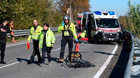 Auto Travolge Un Gruppo Ciclisti A Fratta Terme Morto Il Enne Di