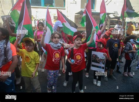 Los Ni Os Palestinos Cantan Consignas Y Aplauden Durante La Protesta