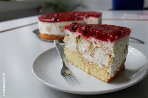 Rote Grütze Torte mit Windbeuteln ein Schmuckstück